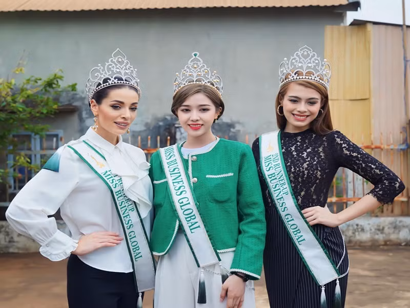 Tháng 7, ông Bezi Đường - đại diện ban tổ chức (BTC) chia sẻ trên Báo Giao Thông về 4 lý do tước vương miện của Nguyễn Thị Thảo, gồm: “Thái độ làm việc và tác phong không tôn trọng BTC: BTC thường xuyên nhắn tin về lịch làm việc kế hoạch truyền thông hàng tuần cho Nguyễn Thị Thảo và ê-kíp nhưng không nhận được phản hồi. Mặc dù BTC đã nhiều lần nhắc nhở nhưng tình trạng trên vẫn không thay đổi. Trách nhiệm làm việc: Nhận vật phẩm của đơn vị tài trợ nhưng không thông báo cho BTC. Đến khi đối tác thông báo, BTC mới biết và yêu cầu Nguyễn Thị Thảo trả lại nhưng lúc này cô trả lại một vật phẩm hoàn toàn khác. Khi được đối tác xác nhận, thí sinh thông báo đã làm mất nhưng không đề cập đến trách nhiệm và phía BTC phải bồi thường cho khách hàng…". Ảnh: FBNV.