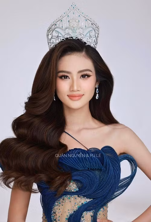 Ồn ào của Hoa hậu Ý Nhi bắt đầu khi cô chia sẻ “bạn trai phải thay đổi để theo kịp tôi”, "bạn bè uống trà sữa, tôi đi thi hoa hậu". Chưa dừng lại ở đó, khi được yêu cầu kể tên ba người nổi tiếng ở Bình Định, cô đáp: “Em, nhà thơ Hàn Mặc Tử và vua Quang Trung”. Ảnh: Fanpage.