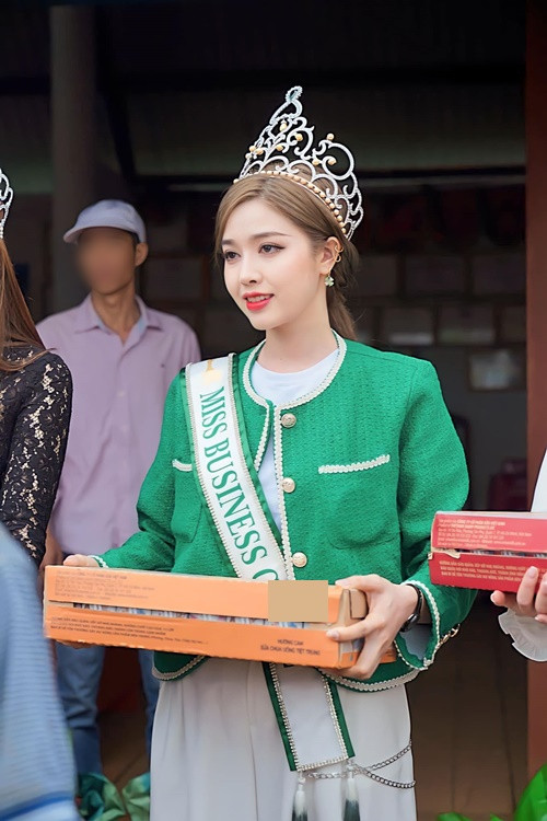 "…Giá trị hình ảnh: Từ sau khi đăng quang, không giữ được hình ảnh hoa hậu theo tiêu chí của BTC, mặc dù BTC đã đưa ra định hướng và quy tắc ngay từ sau khi đăng quang nhưng nhận được thái độ không hợp tác từ bạn. Không đảm bảo tính mật thông tin: Trong quá trình làm việc và trao đổi thông tin cá nhân, Nguyễn Thị Thảo tự ý chụp đoạn tin nhắn nội bộ và gửi đi cho khách hàng mà chưa được sự đồng ý của BTC". Ảnh: FBNV.