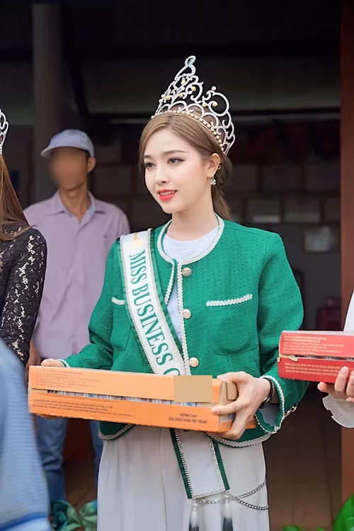 "…Giá trị hình ảnh: Từ sau khi đăng quang, không giữ được hình ảnh hoa hậu theo tiêu chí của BTC, mặc dù BTC đã đưa ra định hướng và quy tắc ngay từ sau khi đăng quang nhưng nhận được thái độ không hợp tác từ bạn. Không đảm bảo tính mật thông tin: Trong quá trình làm việc và trao đổi thông tin cá nhân, Nguyễn Thị Thảo tự ý chụp đoạn tin nhắn nội bộ và gửi đi cho khách hàng mà chưa được sự đồng ý của BTC". Ảnh: FBNV.