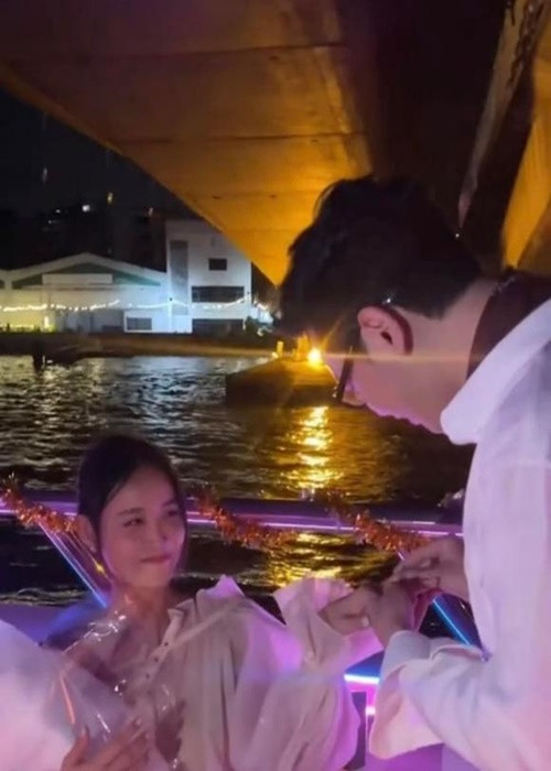 Tháng 5 vừa qua, Phí Ngọc Hưng cầu hôn Trương Mỹ Nhân khi kỷ niệm 5 năm ngày hẹn hò ở Thái Lan. Ảnh: Thương Hiệu Và Pháp Luật.