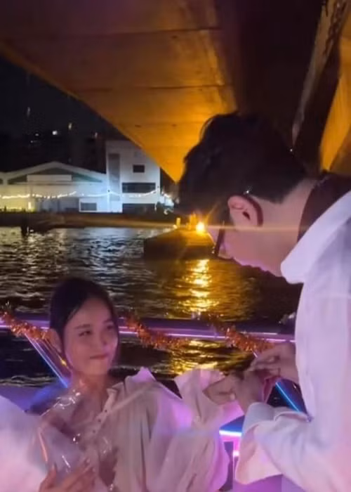 Tháng 5 vừa qua, Phí Ngọc Hưng cầu hôn Trương Mỹ Nhân khi kỷ niệm 5 năm ngày hẹn hò ở Thái Lan. Ảnh: Thương Hiệu Và Pháp Luật.