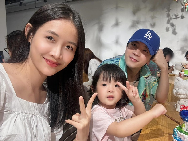 Trong cuộc phỏng vấn với Sức Khỏe và Đời Sống, Trương Mỹ Nhân chia sẻ, cô mong muốn tổ chức hôn lễ khi con gái 5 tuổi. “Tôi nghĩ khi đó con đủ lớn để cảm nhận không khí, chứng kiến giây phút đáng nhớ của ba mẹ. Nhưng tôi không dám nói trước kế hoạch gì, chuyện này nên để tùy duyên”, nữ diễn viên nói. Ảnh: FBNV.