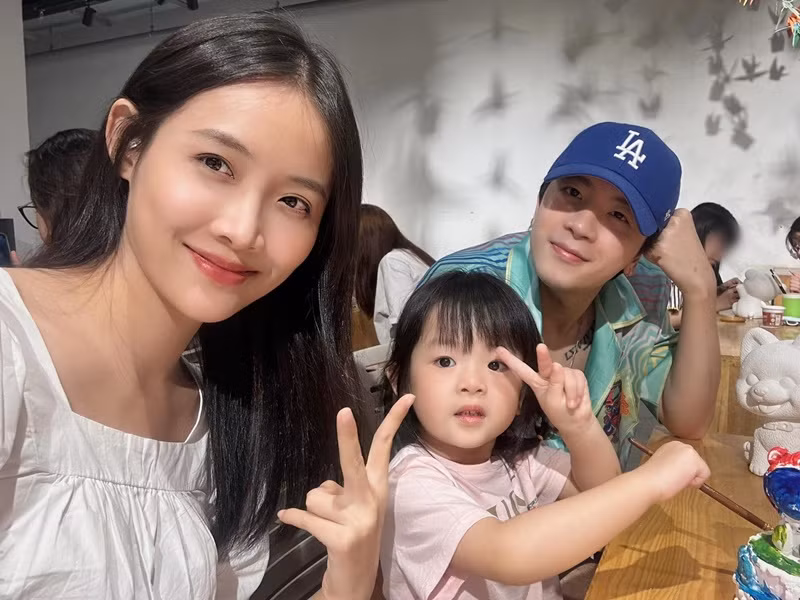 Trong cuộc phỏng vấn với Sức Khỏe và Đời Sống, Trương Mỹ Nhân chia sẻ, cô mong muốn tổ chức hôn lễ khi con gái 5 tuổi. “Tôi nghĩ khi đó con đủ lớn để cảm nhận không khí, chứng kiến giây phút đáng nhớ của ba mẹ. Nhưng tôi không dám nói trước kế hoạch gì, chuyện này nên để tùy duyên”, nữ diễn viên nói. Ảnh: FBNV.