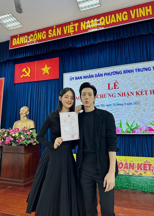 Năm 2018, Trương Mỹ Nhân và chồng kém tuổi lần gặp nhau trong một chương trình truyền hình thực tế quay tại Malaysia. Phí Ngọc Hưng không biết vì sao lại phải lòng đàn chị. Ảnh: FBNV.