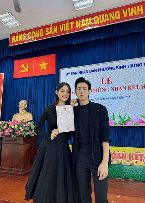 Năm 2018, Trương Mỹ Nhân và chồng kém tuổi lần gặp nhau trong một chương trình truyền hình thực tế quay tại Malaysia. Phí Ngọc Hưng không biết vì sao lại phải lòng đàn chị. Ảnh: FBNV.