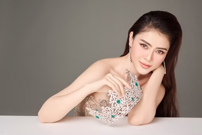 Người đẹp Bạc Liêu giành danh hiệu á hậu tại cuộc thi Hoa hậu Việt Nam châu Á 2018 trước khi đăng quang Hoa hậu Du lịch Việt Nam toàn cầu 2021.