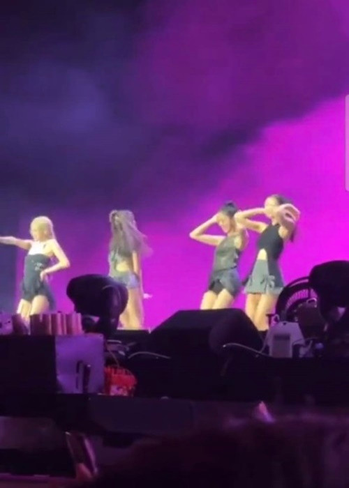 4 thành viên nhóm BlackPink từng có nhiều hành động thể hiện tình cảm với fan Việt. Cách đây không lâu, trong đêm nhạc tại Hà Nội, Jennie nhảy See tình - bản hit của Hoàng Thùy Linh gây sốt châu Á. Sau đó, Jennie còn dạy đoạn vũ đạo cho các thành viên khác. Ảnh: Dân Trí.