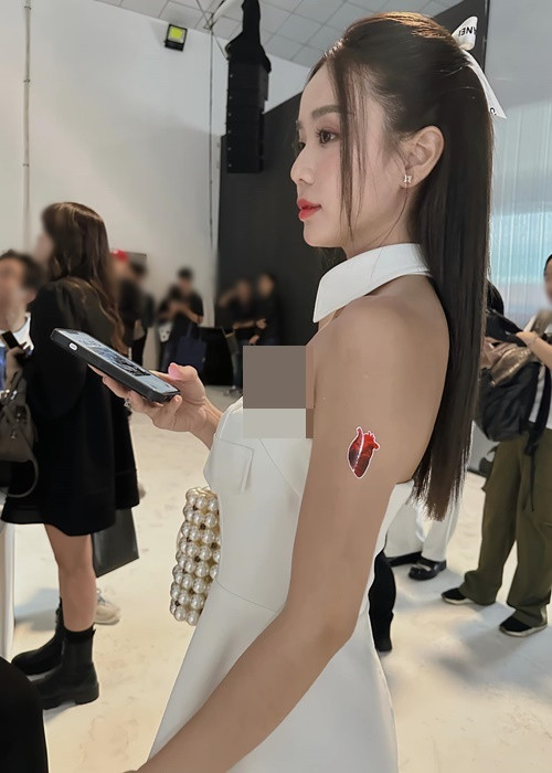 "Bất kỳ sự cố gắng nào cũng sẽ được đền đáp, chúc mừng anh và cả ê-kíp vì những điều tuyệt vời này, cố lên nha Nguyễn Tấn Đạt", Bảo Ngọc viết. Đạt G đáp lời bạn gái cũ: "Anh cảm ơn em rất nhiều, cảm ơn em vì đã đến".