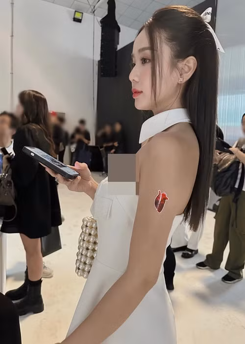 "Bất kỳ sự cố gắng nào cũng sẽ được đền đáp, chúc mừng anh và cả ê-kíp vì những điều tuyệt vời này, cố lên nha Nguyễn Tấn Đạt", Bảo Ngọc viết. Đạt G đáp lời bạn gái cũ: "Anh cảm ơn em rất nhiều, cảm ơn em vì đã đến".