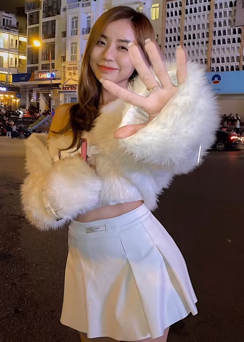 Cô nuôi hai con gái sau khi cuộc hôn nhân với Hoài Lâm tan vỡ.