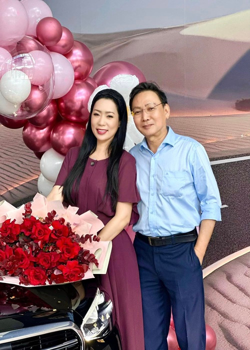 Mới đây, Trịnh Kim Chi khoe quà sinh nhật từ chồng doanh nhân. Bà mẹ hai con được ông xã tặng xe hơi 5,7 tỷ.