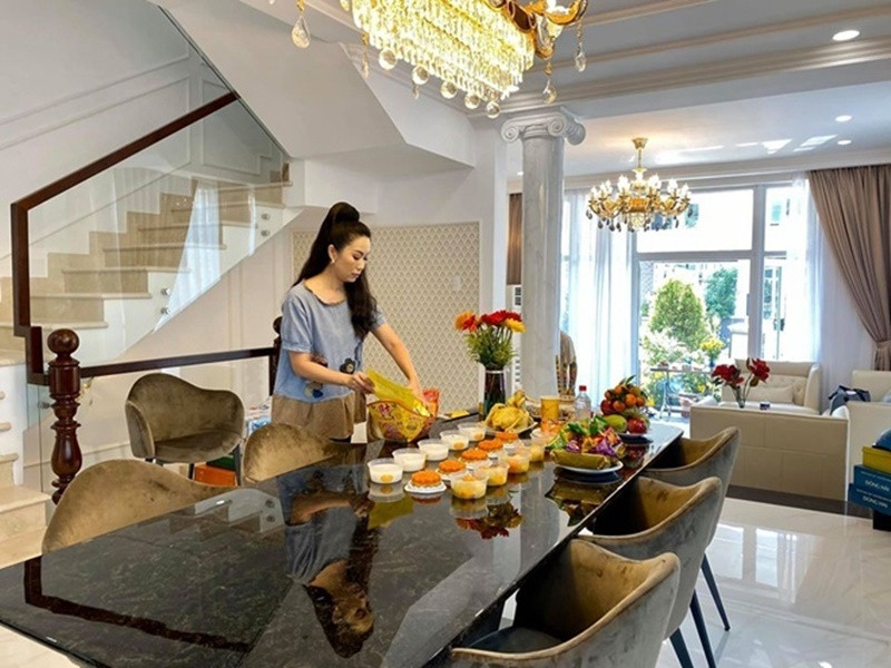 Không ít lần Trịnh Kim Chi được chồng tặng quà giá trị. Năm 2020, cô dọn về biệt thự 200m2 do chồng mua làm quà sinh nhật. Ảnh: Vietnamnet.