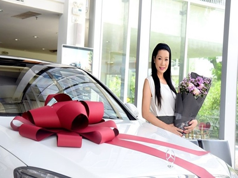 Nhiều người ghen tỵ khi Trịnh Kim Chi được ông xã đại gia tặng xe hơi 5 tỷ đồng nhân dịp đón tuổi mới năm 2016, xe hơi gần 5 tỷ mừng sinh nhật năm 2014. Ảnh: Người Đưa Tin.