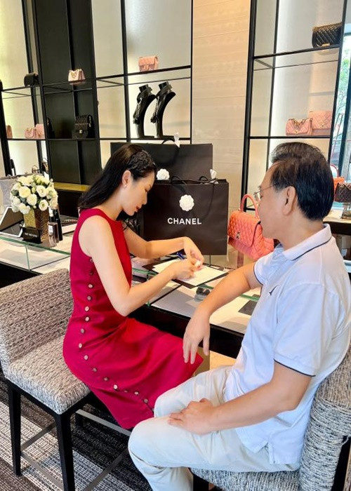 Năm 2022, Trịnh Kim Chi khoe 2 chiếc túi hiệu hàng trăm triệu chồng mua tặng. Ảnh: Thương Hiệu Và Pháp Luật.