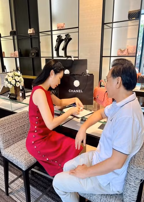 Năm 2022, Trịnh Kim Chi khoe 2 chiếc túi hiệu hàng trăm triệu chồng mua tặng. Ảnh: Thương Hiệu Và Pháp Luật.