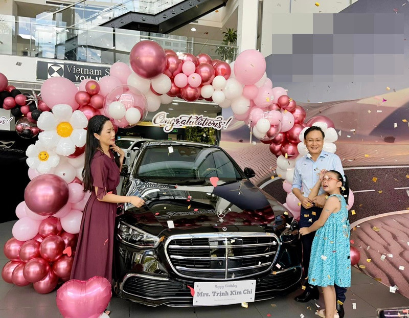 Trịnh Kim Chi hạnh phúc bên chồng và con gái trong lễ bàn giao xe.