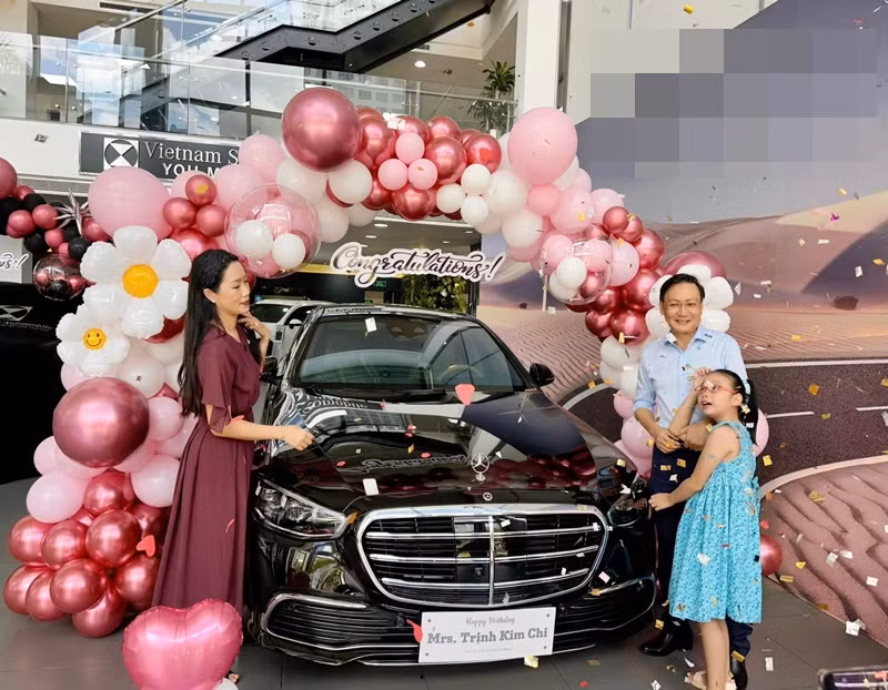 Trịnh Kim Chi hạnh phúc bên chồng và con gái trong lễ bàn giao xe.