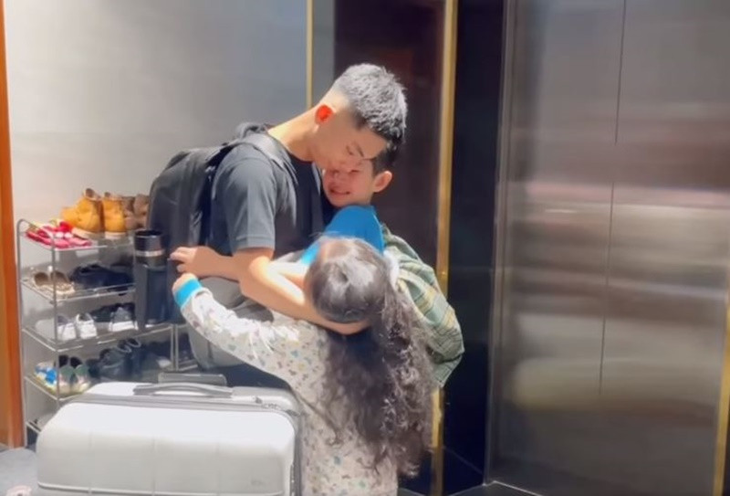 Ông xã Khánh Thi không nỡ xa các con. Ảnh chụp màn hình.