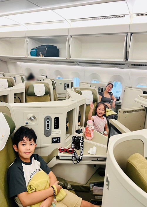 Hai con của Khánh Thi - Phan Hiển thần tượng 4 cô con gái nhóm BlackPink. Ảnh: FBNV.