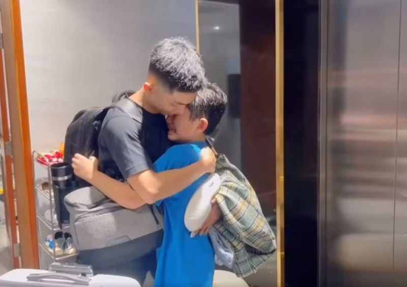 Khi tiễn ba đi công tác, bé Kubi khóc nức nở. Ảnh chụp màn hình.