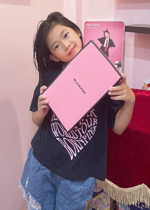 Nam ca sĩ hình dung con gái rất cao nhưng khi đoàn tụ, anh bất ngờ vì bé Lavie nhỏ nhắn.