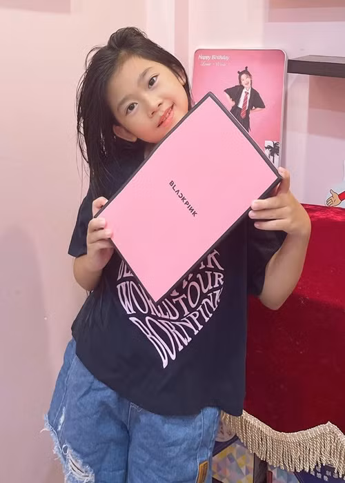 Nam ca sĩ hình dung con gái rất cao nhưng khi đoàn tụ, anh bất ngờ vì bé Lavie nhỏ nhắn.