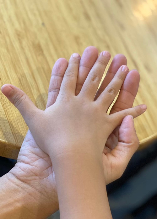 Gần đây, Phùng Ngọc Huy về Việt Nam thăm con gái và gia đình. Ngay khi gặp con, nam ca sĩ đăng tải hình ảnh cầm tay con gái nhỏ.