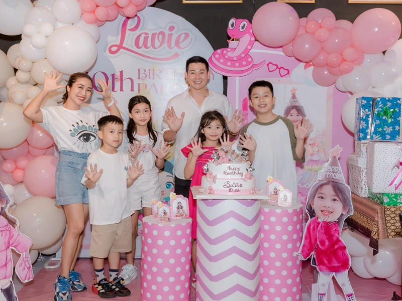 Con gái Mai Phương diện váy hồng, đón tuổi mới bên bố - ca sĩ Phùng Ngọc Huy và gia đình Ốc Thanh Vân.
