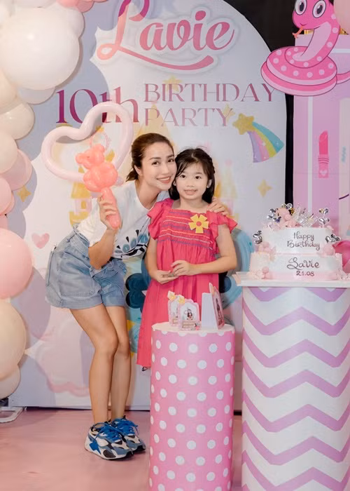 Trong những năm qua, bé Lavie sống ở Việt Nam còn Phùng Ngọc Huy định cư ở Mỹ.