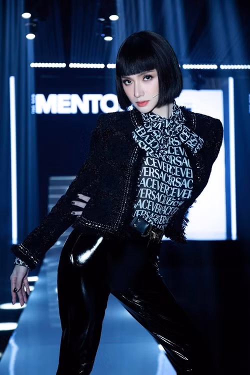 Nhà thiết kế Đức Vincie từng ám chỉ Hương Giang đưa ra mức cát-sê 10.000 USD cho 2 phút trình diễn trong vai trò vedette. Phía nữ ca sĩ chuyển giới khẳng định, cô hoàn toàn không liên quan đến câu chuyện của Đức Vincie. Ảnh: FBNV.