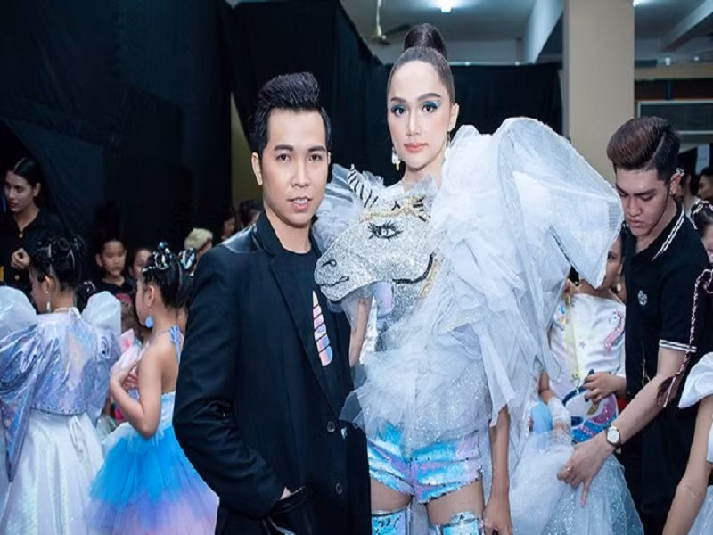 Hương Giang - nữ huấn luyện viên của Người mẫu toàn năng 2023 cũng có cát-sê “khủng”. Nhà thiết kế Ivan Trần chia sẻ trên Tiền Phong năm 2019, để mời được Hương Giang trình diễn vị trí vedette, anh phải bỏ ra số tiền không nhỏ, đủ để mua một chiếc túi hiệu Hermes. Ảnh: Tiền Phong.