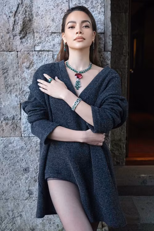 Về cát-sê quảng cáo của Hồ Ngọc Hà, theo Dân Việt, nữ ca sĩ sẽ được trả 400 triệu đồng để mặc đồ cho một nhà thiết kế trong vòng 30 phút, giá dự event khai trương là 1,5 tỷ đồng và một post Facebook quảng cáo cho một công ty lên đến 2 tỷ đồng. Ảnh: FBNV.