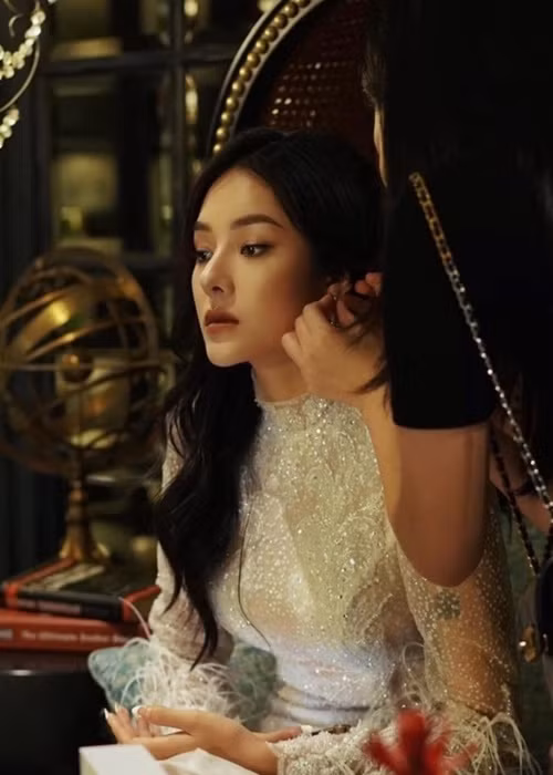 Hình xăm trên cánh tay của nàng hậu hiện lên khi cô diện trang phục xuyên thấu. Ảnh: FBNV.