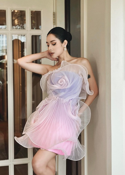 Nàng hậu không ít lần để lộ hình xăm. Ảnh: FBNV.