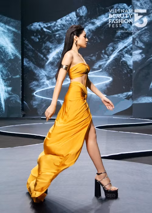 Hồng Hạnh cho biết, cô đang xóa đi hình xăm. Ảnh: FBNV.