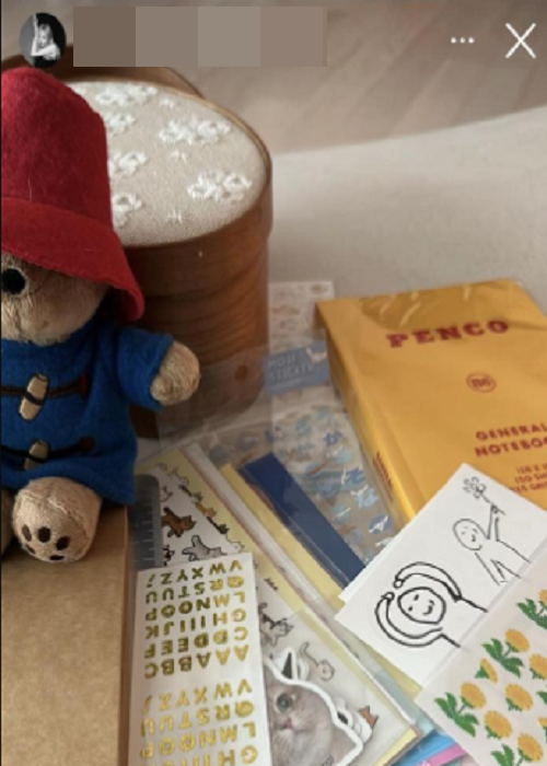 Ngoài ra, Rosé khoe những món quà được fan Việt tặng. Ảnh: Saostar.