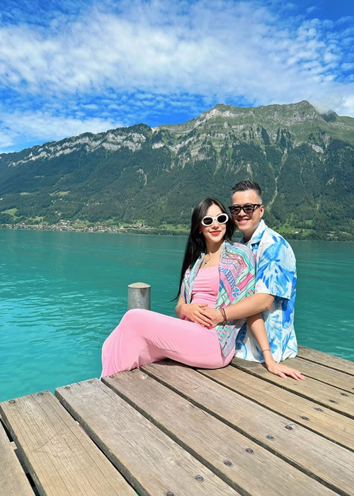 Còn Huy DX chia sẻ: “Chúc mừng sinh nhật ông bô tròn 18 tuổi lần thứ mấy thì không nhớ nữa. Năm nay quà sinh nhật rất to, chào mừng em Gạo đến với gia đình”.