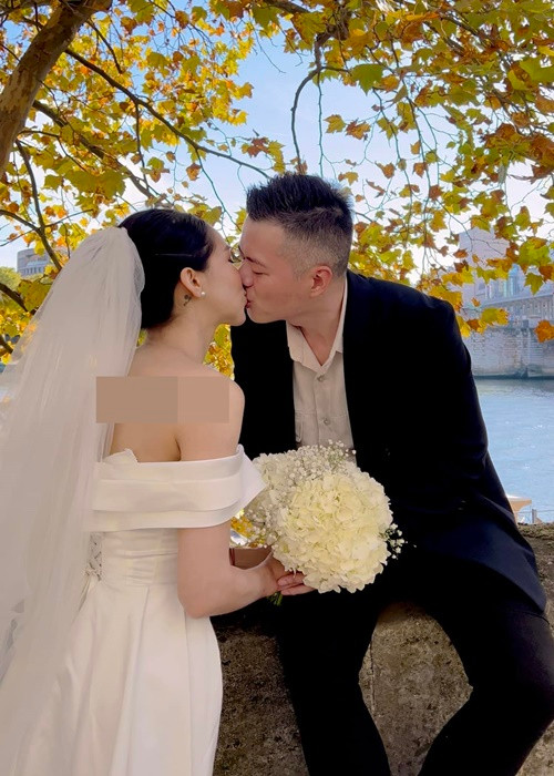 Nữ diễn viên phim Chạy trốn thanh xuân phủ nhận nghi vấn là người thứ ba chen vào cuộc hôn nhân cũ của Huy DX. Lưu Đê Ly chia sẻ: “Lần hẹn hò đầu tiên, Huy cho tôi biết Huy đã có vợ con, nhưng cả hai đều đang trong tình trạng ly thân. Thời điểm đó, Huy cũng vừa chia tay với bạn gái thứ "n" sau cuộc hôn nhân không hạnh phúc. Rồi tôi và Huy yêu nhau như thể bản thân lúc nào không hay".