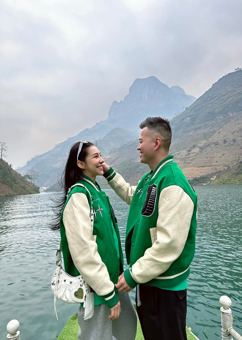 Lưu Đê Ly và Huy DX mặc đồ đôi trong một chuyến du lịch.