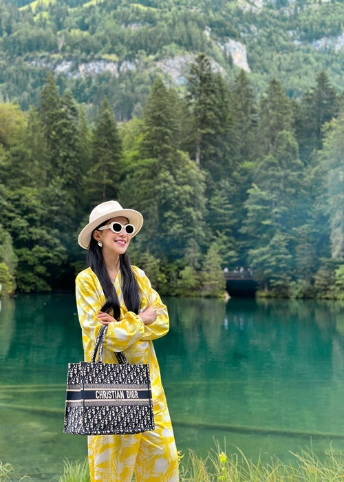 Mang bầu lần 2, Lưu Đê Ly vẫn giữ được vẻ rạng rỡ, chân tay thon gọn.