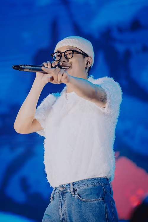 HURRYKNG tên thật Phạm Bảo Khang. Nhóm GERNANG của anh có nhiều bài hát được yêu thích như: Mama Mia, Hẹn gặp em dưới ánh trăng, 1-800-LOVE, Phải là yêu. Ảnh: FBNV.