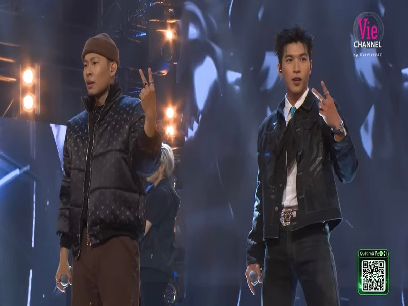 Bộ đôi rapper trình diễn ca khúc Một công đôi việc. Ảnh: FBNV.