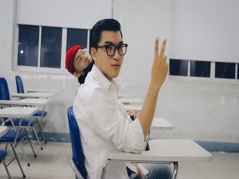 HIEUTHUHAI và bạn thân HURRYKNG luôn hỗ trợ nhau trong công việc. Ảnh: FBNV.