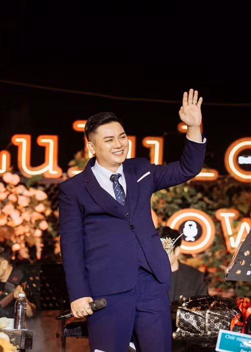 Tháng 10/2022, anh trở lại sân khấu khi xuất hiện trong đêm nhạc Hoa nở không màu tại Đà Lạt. Sau đó, Hoài Lâm liên tục chạy show.