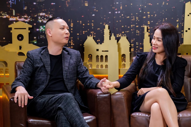 Mới đây, nhạc sĩ Nguyễn Hải Phong và bà xã Bảo Ly tham gia chương trình The Khang show. Cặp đôi chia sẻ, cả hai quen nhau khi học chung lớp ở trường Đại học Sài Gòn. Ảnh: FBNV.