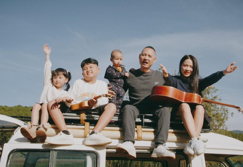 Tháng 7, nam nhạc sĩ giới thiệu MV Quả đất màu xanh có sự tham gia của cả gia đình. Ảnh: FBNV.