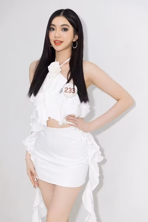 Người đẹp chia sẻ: “Hoa hậu Hòa bình Việt Nam là một cơ hội để bản thân tôi có thể bước một chân ra khỏi vùng an toàn, được học hỏi, cọ xát trong một cuộc thi sắc đẹp mang tầm cỡ. Bằng trái tim nhân ái và ý chí kiên cường luôn sẵn sàng học hỏi, tôi hy vọng bản thân sẽ để lại một dấu ấn thanh xuân tươi đẹp tại đây, đồng thời, lan tỏa nguồn cảm hứng nhân văn tới cộng đồng để duy trì và phát triển những giá trị tốt đẹp”. Ảnh: FBNV.