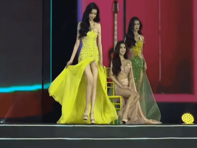 Trong chung khảo Miss Grand Vietnam 2023 - Hoa hậu Hòa bình Việt Nam 2023, Nguyễn Thị Cẩm Tú gặp sự cố trang phục khi bước xuống bậc thang. Ảnh: Saostar.