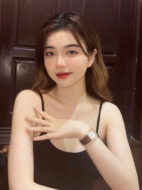 Cẩm Tú mặc ngày càng gợi cảm. Ảnh: FBNV.